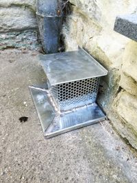 Werkzeuge und Rohre im Technikraum während der Sanierung