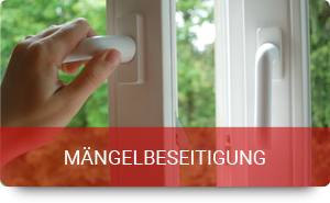 Hand dreht Fenstergriff