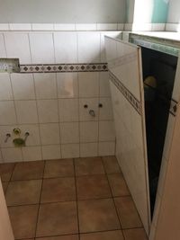 Badwand während der Sanierung mit Fliesen