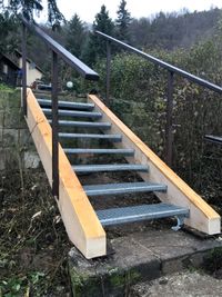 Holz-Metall-Fräsensteg im Außenbereich